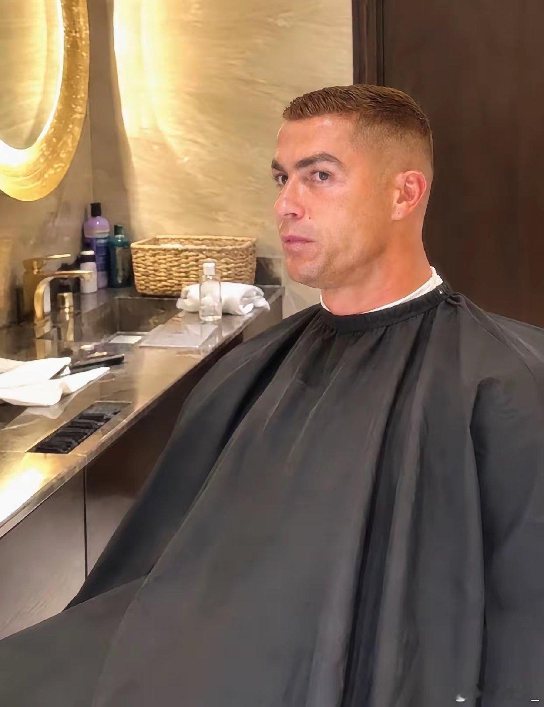 理发师发布去C罗家为C罗染发照片💇🏻‍♂️ ​