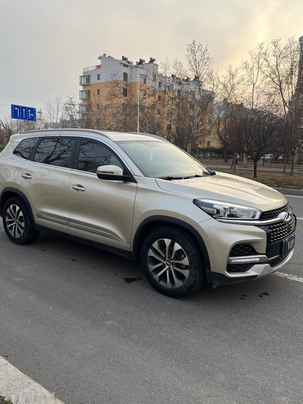 二手奇瑞瑞虎 8，国产二手大空间 SUV
这段时间在二手车市场找一台大空间的二手 SUV，看上了二手奇瑞瑞虎 8。我日常出行会携带不少随身物品，对车内空间的需求比较高。
见到实车，整车外观硬朗大气。坐进车内，内饰布局简洁，做工规整。座椅填充厚实，支撑到位。车内空间很出彩，前后排都有宽裕的活动空间，后