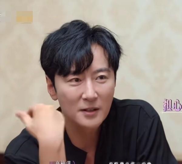 三年不公开，搁谁身上能扛得住？
高梓淇在节目里亲口承认，跟女友在一起三年了，一直没公开。理由是怕自己的事儿影响到对方。这话乍一听挺爷们儿，细琢磨就不是那个味儿了。李晟当场问那姑娘：“三年了你都能支持他不公开，受得了吗？”姑娘回了一句“我还好吧”。李晟愣了下，说了句“那你还蛮会隐忍的”。
看明白没？这