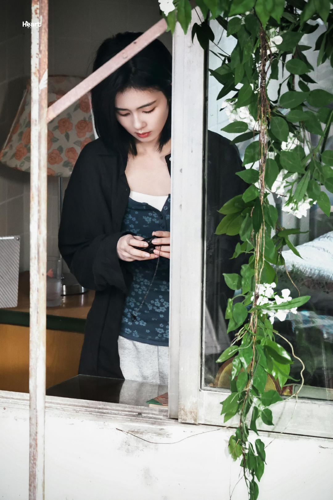 #白鹿更改简介# 白鹿微博简介更改引发热议。但简介只是简介，作品才是作品。正在拍摄的《开到荼蘼》才是她当下最重要的事。腾讯可预约！ ​