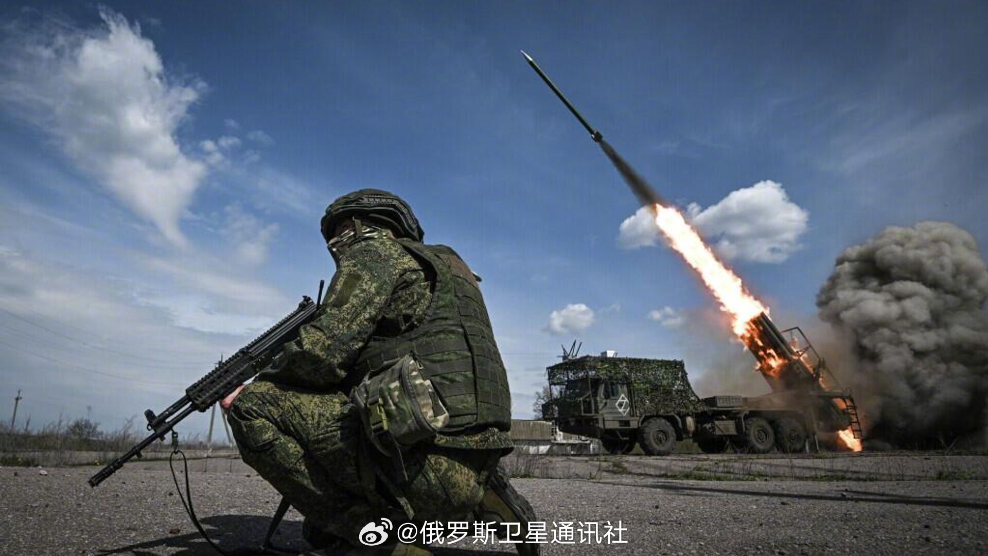 【俄国防部：#俄军夜袭南方港摧毁乌军多个基础设施# 】俄罗斯国防部8月24日发布消息称，俄军夜间使用空基高精度武器和攻击无人机，对服务于乌军的乌克兰港口及船只实施集群打击。#关注俄乌局势最新进展# 此次行动中，俄军击中了位于敖德萨州南方港的PS-330“阿贾利克”变电站（距敖德萨西北28公里）， ​