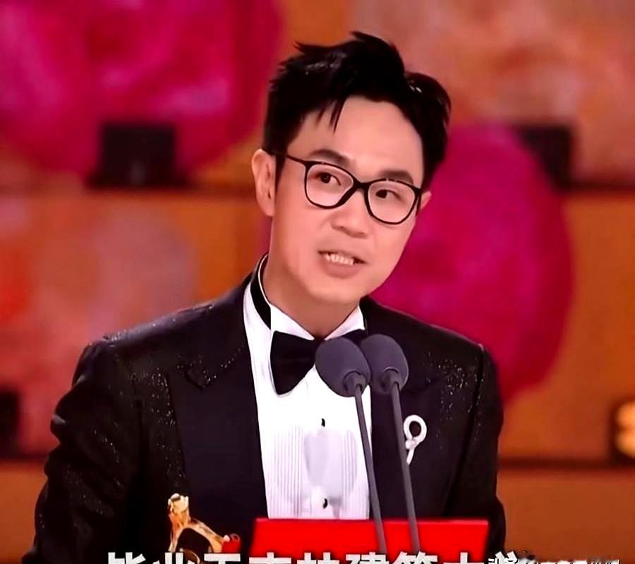 一个学建筑的非科班中年人，居然拿下了百花奖的最佳导演，这让多少专业电影人脸上无光？
 

82年出生在吉林集安的董成鹏，也就是大鹏，毕业于吉林建筑大学，完全就是个门外汉。可人家凭着一股子韧劲，从拍短视频干起，一路摸爬滚打到与专业导演竞争，如今直接站上了百花奖的最高领奖台，还开心地仰天大笑
 

很多