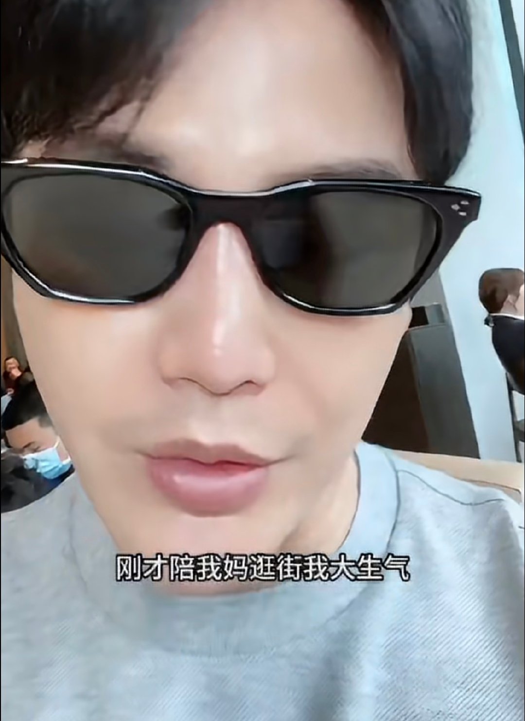 #孙坚一边拍戏一边还债#
其实孙坚完全可以拒绝啊，父母的话，确实是有赡养义务，不给会说不孝顺，但家里的兄弟姐妹就没必要要养着他们了吧，不给他们能把你怎么样？现在一边给，一边跟网友哭穷，网友又没花你钱，还得提供情绪价值，网友不欠你的啊…… ​