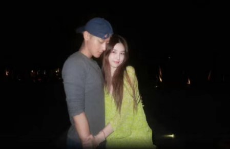 黄子韬徐艺洋，太嘴硬！
10月15日，徐艺洋晒出一组海滩合照，照片内黄子韬徐艺洋牵着一个小孩，疑一家三口海边背影照曝光。
从否认恋情到官宣结婚，从否认怀孕到晒一家三口，两年辟谣全成了预告片。
网友辣评“两口子信誉分加起来扫不出一辆共享单车”。
虽然男婚女嫁生娃再正常不过，但嘴硬两年确实难评。