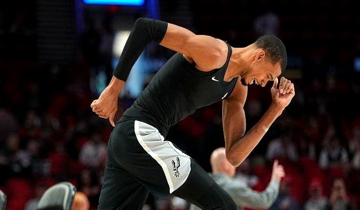 马刺球迷的心情，跟过山车似的！  文班亚马G4火线复出，首发登场，直接...