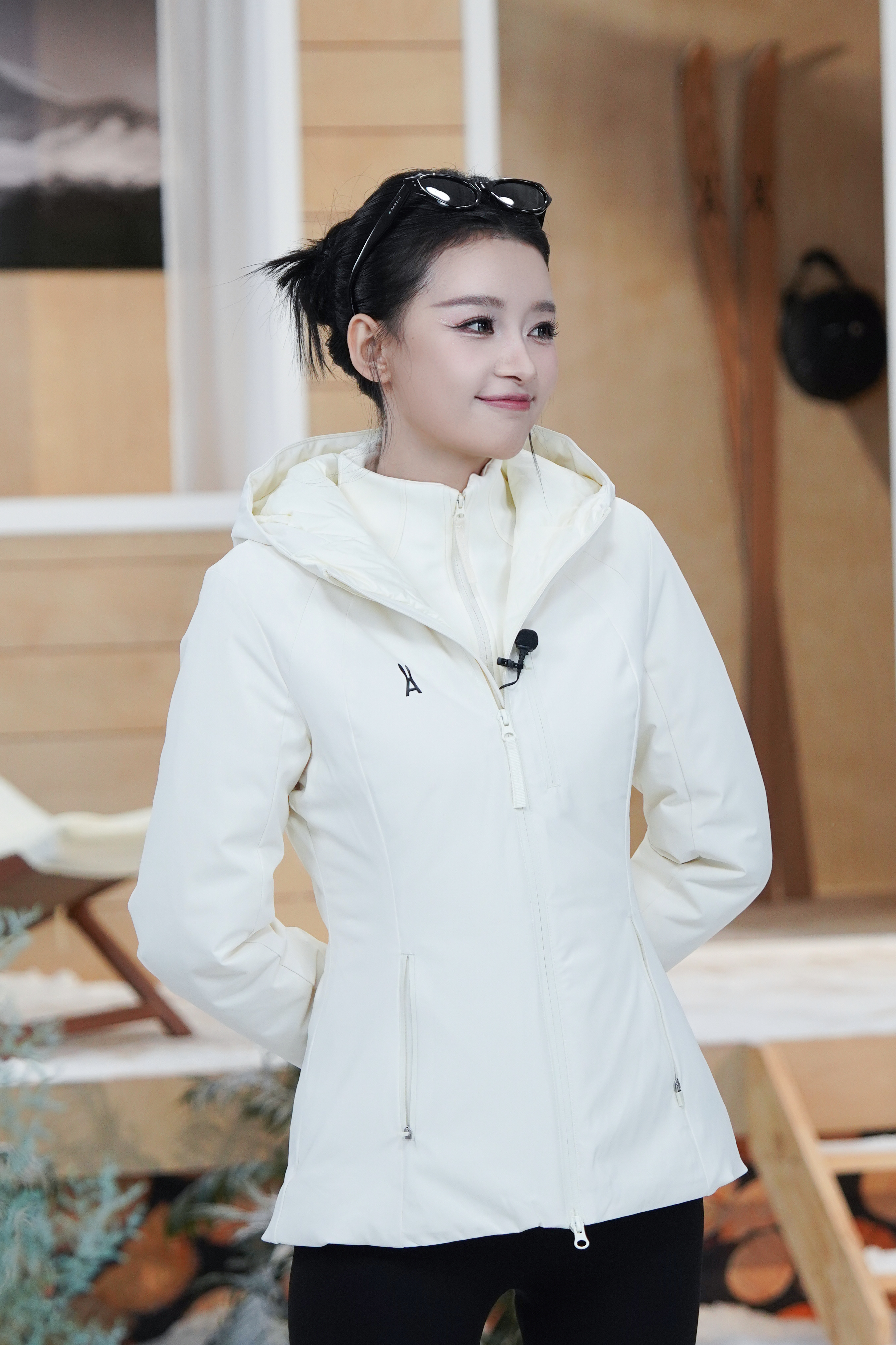 #孙怡[超话]#  笑意翩然，轻盈灵动。于融融暖意之间，奔赴冬日美好光景～ ​