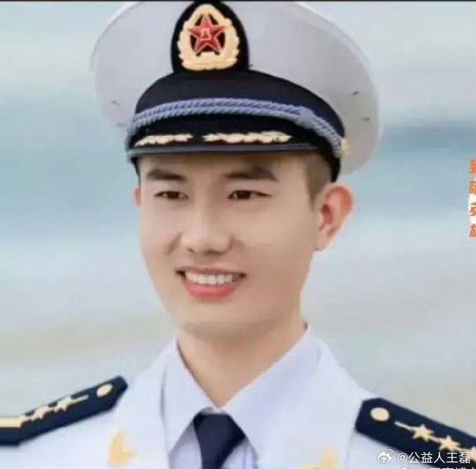 郑福浩，山东聊城东阿籍，海军飞行员；在夜间实战训练时壮烈牺牲，时年仅30岁！[伤心] 
中国无战事，军人有牺牲！向英雄致敬[赞][赞] ​ ​​​