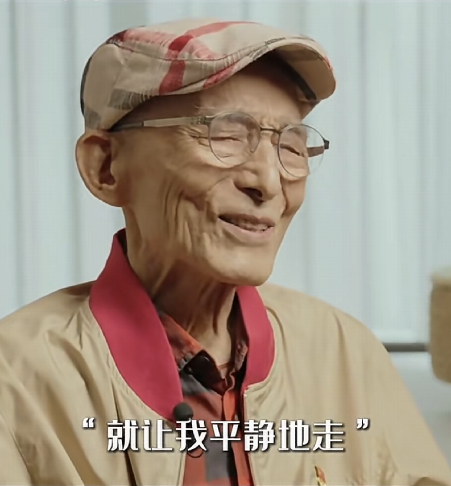“济公”游本昌凌晨离世，临终最后一句话“我很舒服”。心里总觉得欠他一样东西，尽管我们未曾谋面。

今早刷到消息的时候，我愣了好一会儿。93岁，睡梦中走的，最后一句话是“我很舒服”。按老话讲，这叫喜丧，是有福气的人才能这么走。可我还是没忍住，鼻子酸了一下。

我想说说那件“鞋儿破，帽儿破“的袈裟。