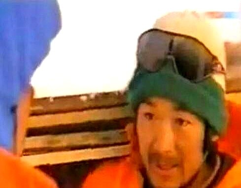 张国立拿过个人二等功，不是因为演戏，是在南极排过哑炮。

1988年极地号被浮冰卡死，他当爆破组长炸开冰道建起中山站。演艺圈真有人把脑袋别在裤腰带上：蓝天野干地下交通员获七一勋章，刘劲、陶慧敏身背二等功，魏积安、温玉娟多次立功，魏翔、王挺转型前早立了功。

演戏拿奖是本分，脱下戏服拿命顶在前面才是真