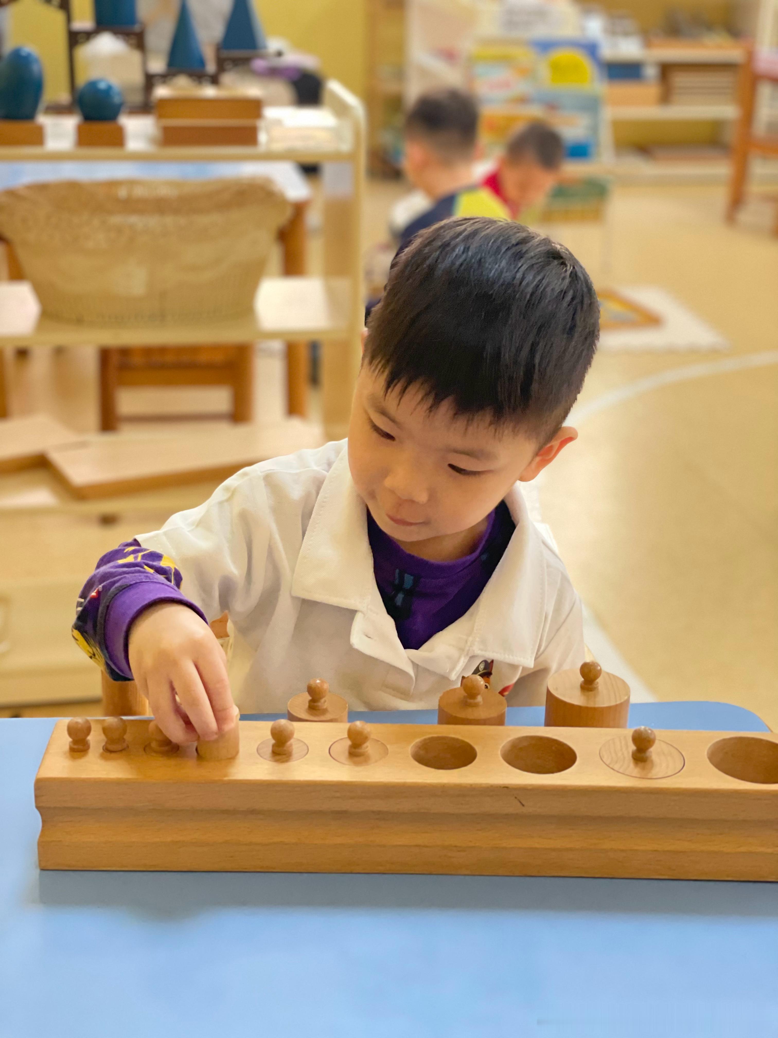五六岁能做四则运算、自主阅读？滨江意蒙告诉你真相

下埔滨江公园片区的家长看过来👀

五六岁孩子能做四位数加减乘除、分数小数运算，还能自主阅读书报——这不是“超前教育”，是人格完整建构后的自然硕果。

根基在👇

✅ 日常生活区：倒水、擦叶、系扣子——练的是专注力、秩序感、独立性
✅  ​