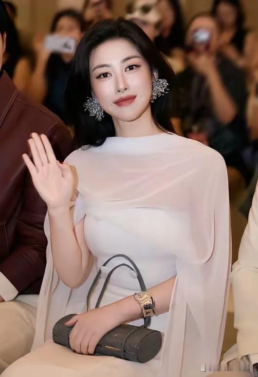 朱珠的美从来不是流水线出来的甜腻款，是那种带着松弛感的浓艳挂。
前阵子刷到她早年出席活动的旧图，一身剪裁简单的黑裙，没有堆砌闪钻珠宝，站在人群里肩背舒展，笑起来梨涡陷得很深，眼尾带着点漫不经心的媚，连旁边刻意凹造型的女明星都瞬间被衬得紧绷刻意。
她的骨相特别抗老，快40岁演《