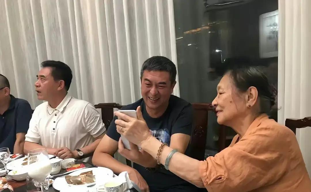 同为演艺圈顶级的实力派戏骨，张嘉益和陈宝国坐在一张桌上喝酒，画风差得简直不像一个圈子的人。
这场私下饭局的照片流出来时，不少人一眼先瞄到了桌角摆的那盒高档烟，折算下来，几乎抵得上普通上班族跑一整天的薪水。
不过比起烟酒的档次，更有看头的反倒是这哥俩截然相反的做派。
快七十岁的陈宝国头发打理得一