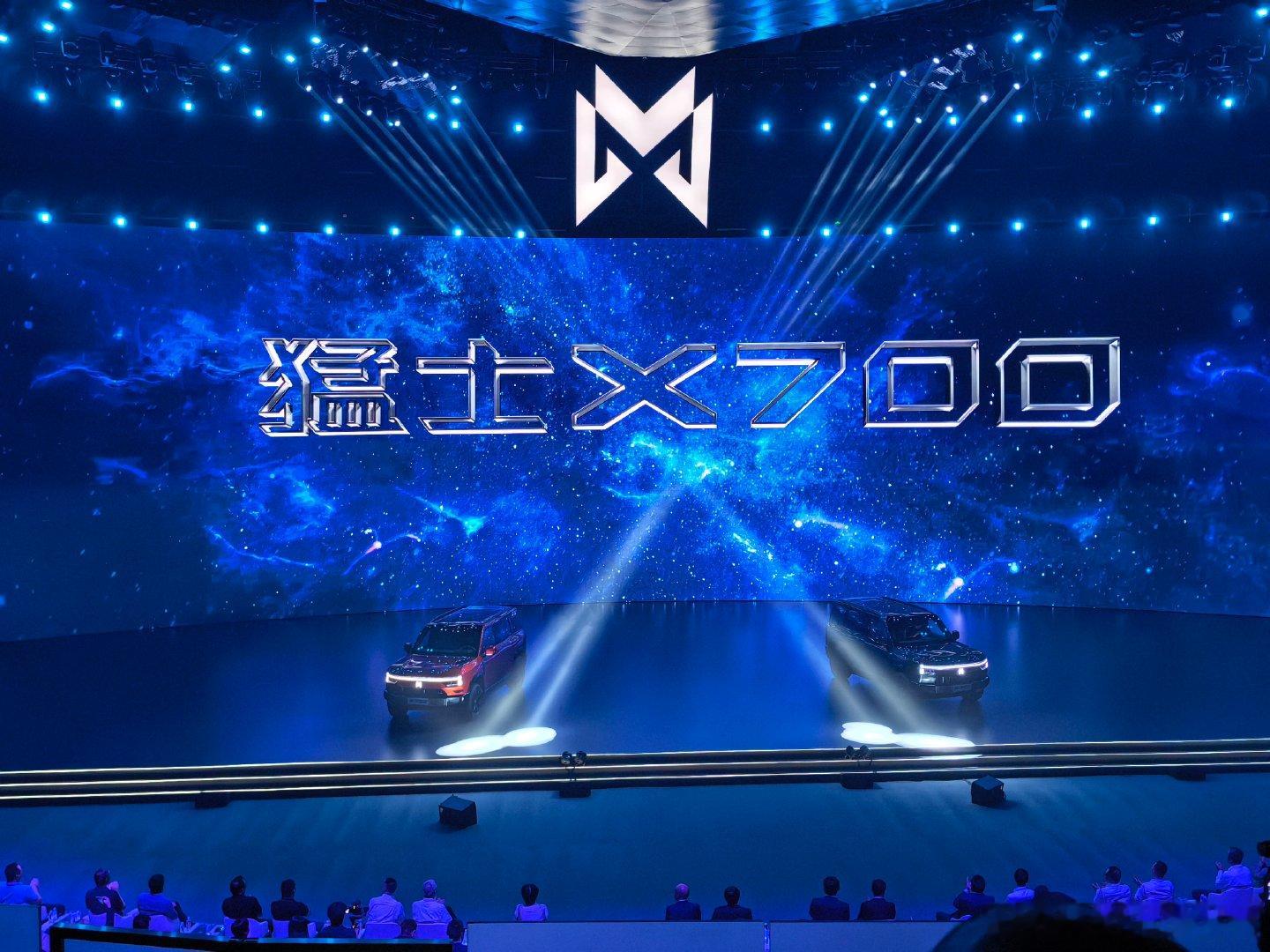 猛士X700还是厚道
双腔空悬+磁流变减震，同时给你配上了。
虽然没开火，但可以断定，这车舒适性绝对很好。
现在啥行情啊，车圈都在减配置，猛士这绝对是行业清流。
#30万级六边形战士百万级实力##猛士X700 豪华智慧全地形SUV 正式预售# ​