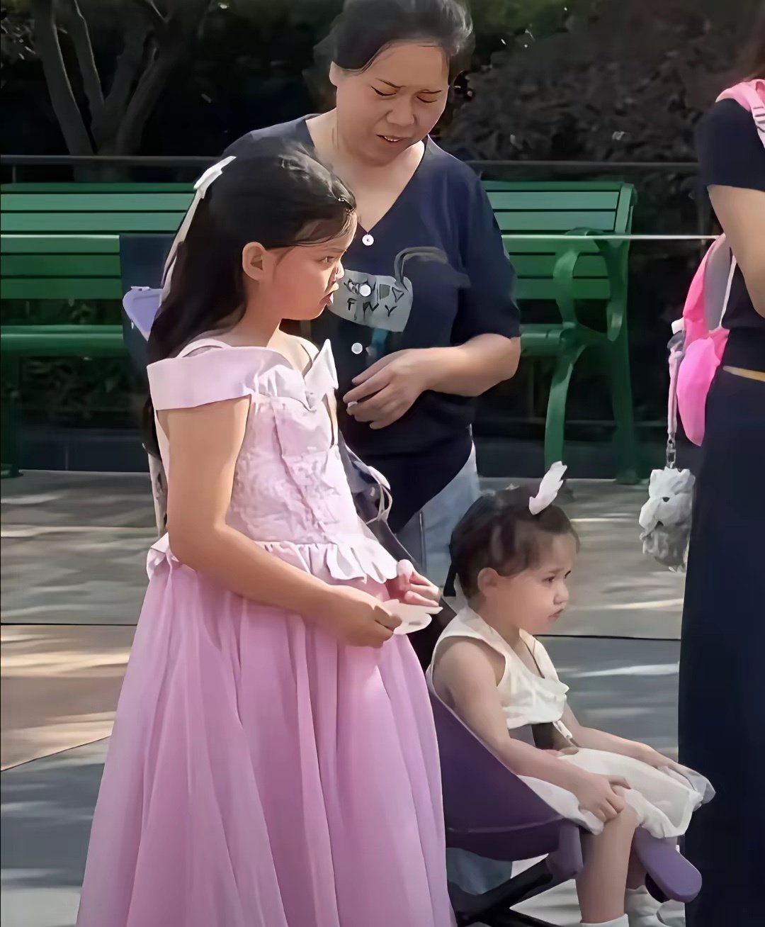 滤镜一关，网红回归普通人。
韩安冉带着两个女儿逛迪士尼，人前光鲜，私下满是生活的疲惫。 ​