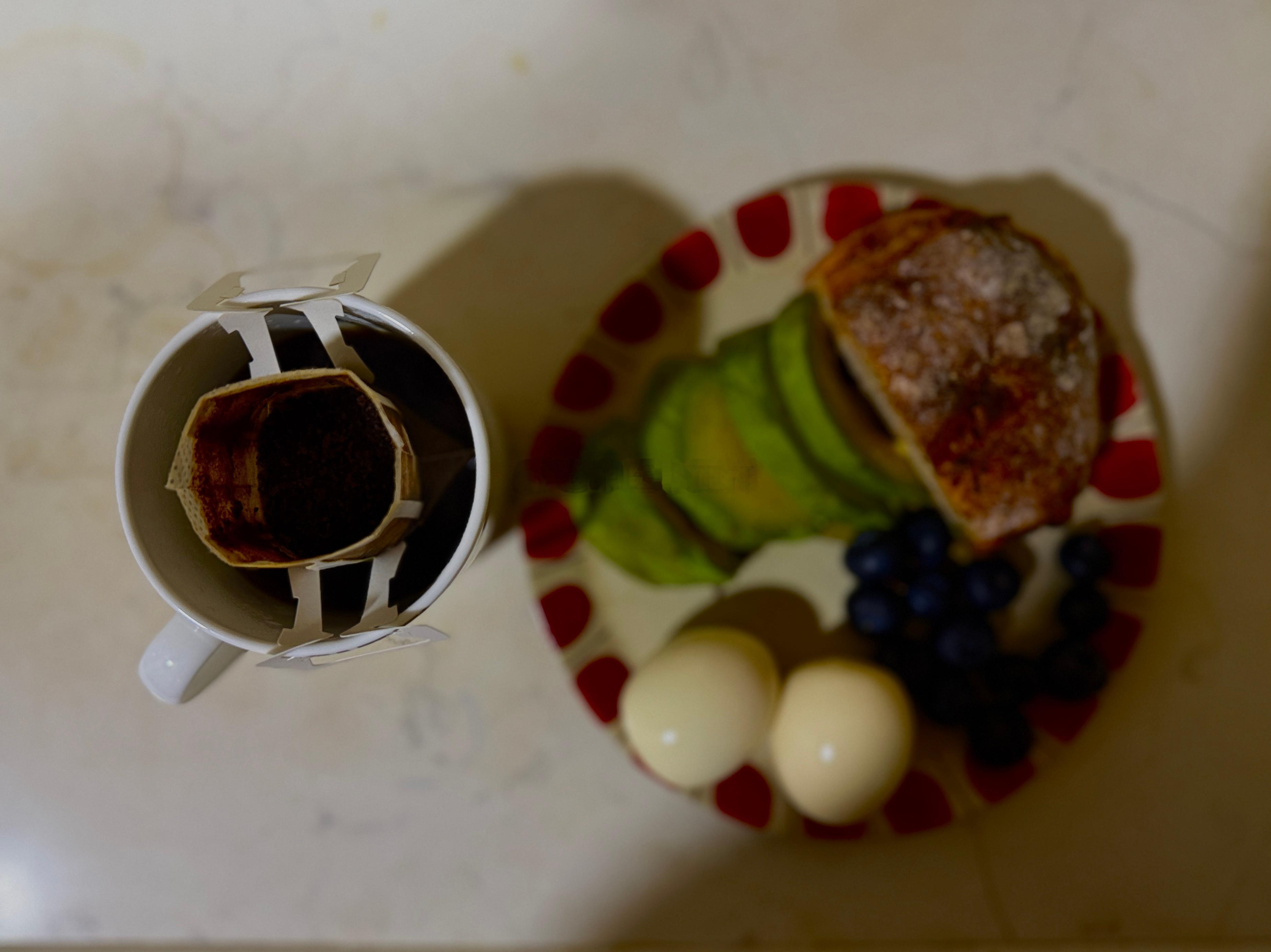 Good morning!今天吃牛肉恰巴塔，喝云南咖啡。月底我要休个小假，今年的第一次休假[允悲]你们猜我要去哪里[doge] ​​​
