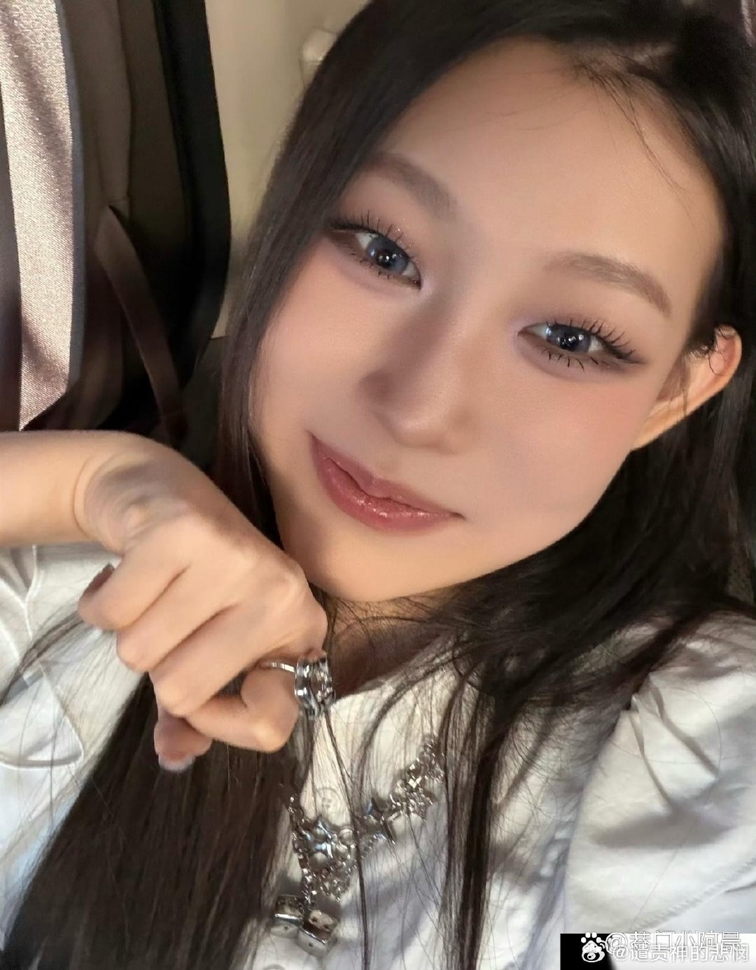 沈佳润找的化妆师不便宜吧，你看这眼妆，跟倪妮的眼妆挺像的。 ​