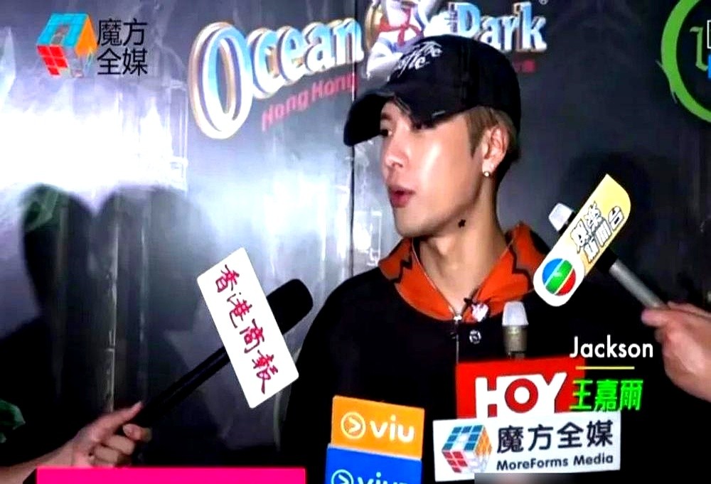港媒的镜头，怼脸上了。

“你跟宋雨琦秘恋七年，还见了家长？”

王嘉尔直接笑了，摆摆手说：“要是真想追，早就追了，还用等到现在？”

他说宋雨琦根本没见过他爸妈，还补了句，见过我爸妈的人多了去了。

两个人私下根本不聊这些八卦，外面传的那些剧情，都是看图说话自己拼的。

这哥们儿态度很明确，三十岁