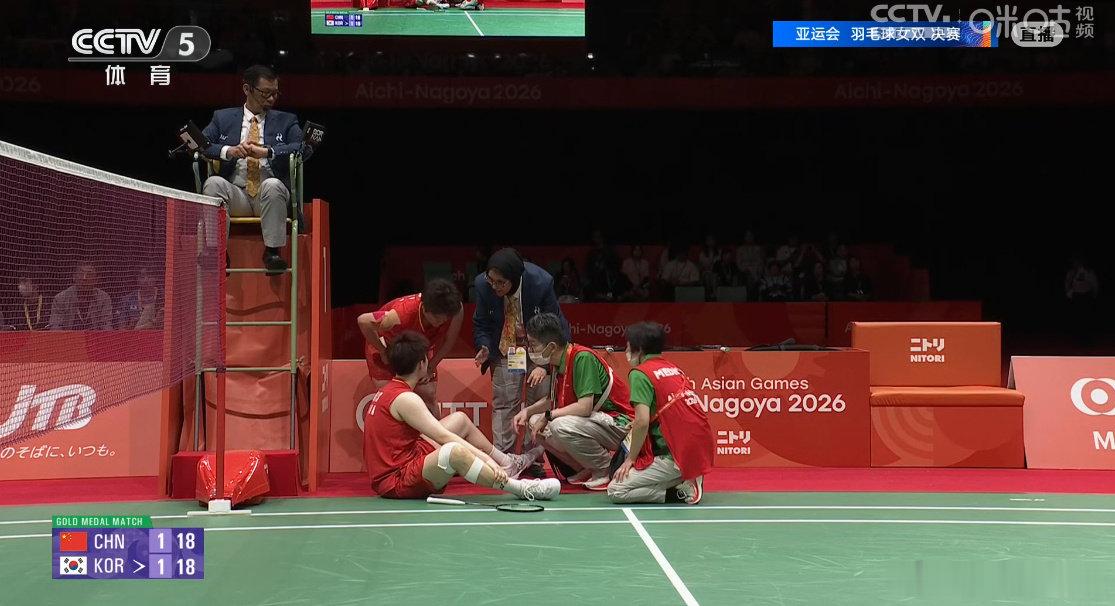 2026年亚运会羽毛球女子双打决赛，中国组合刘圣书/谭宁1-2(28:26 18:21 18:21)不敌韩国组合李绍希/白荷娜，摘得银牌。 ​

圣坛组合鏖战三盘耗时111分钟，在移动都困难的情况下依旧高喊不放弃，令人感动！

输掉比赛搭档谭宁埋头痛哭，刘圣书拒坐轮椅一步一步蹒跚离场。
#羽毛球女双决赛太悲壮了# ​