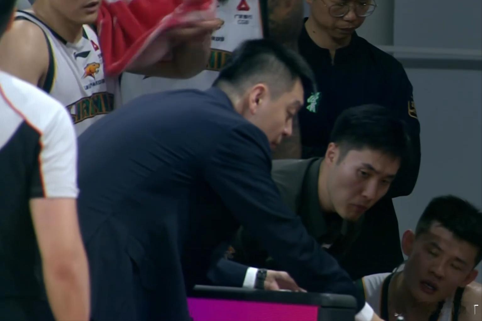 CBA：付豪20分三连败，鄢手骐首发15分，国手29+6正名常规赛焦点...