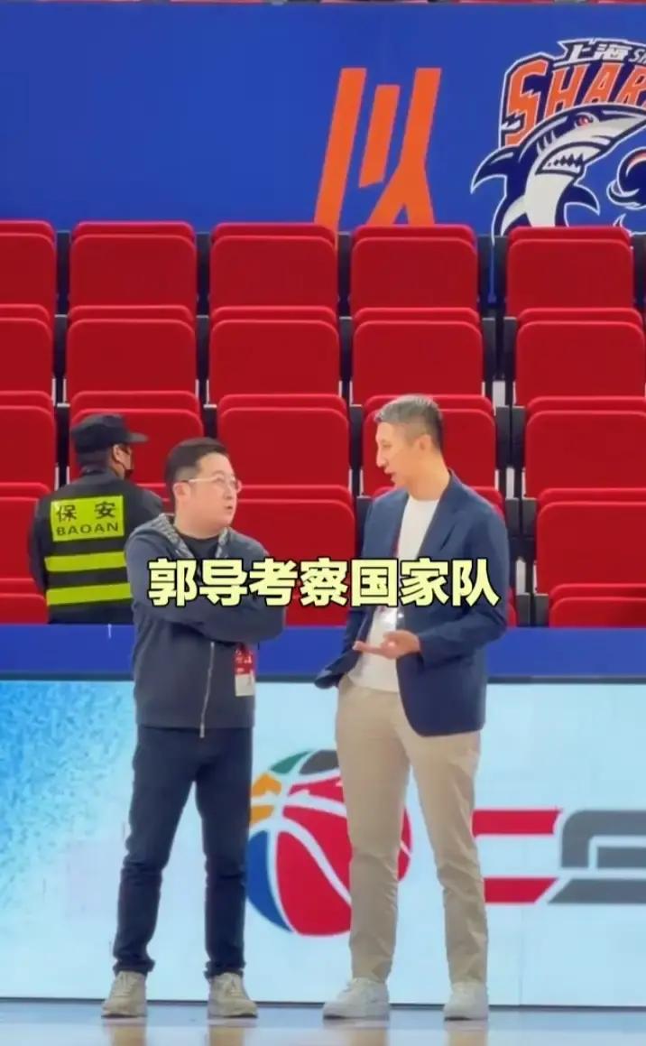 郭士强往场边观众席上一坐，今晚这场沪粤大战的火药味直接翻倍了。
国家队主帅亲自到场选人，哪个想穿国家队球衣的队员敢在场上偷懒？
两边本来就是憋着一股劲要死磕。上海开赛打了三胜一负，势头正顺；广东那边也是刚刚缓过劲，吞了开局两连败后连扳两场，总算把场子给稳住了。
现在的广东队打法相当务实，不去硬
