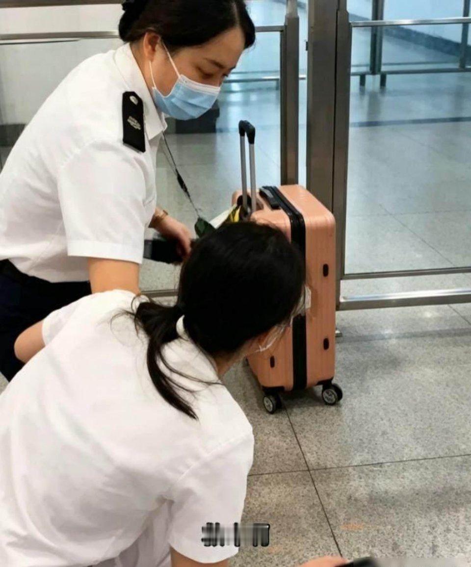 广州一女子走错检票口大闹高铁，殴打工作人员砸毁执法设备，真容曝光，画面...