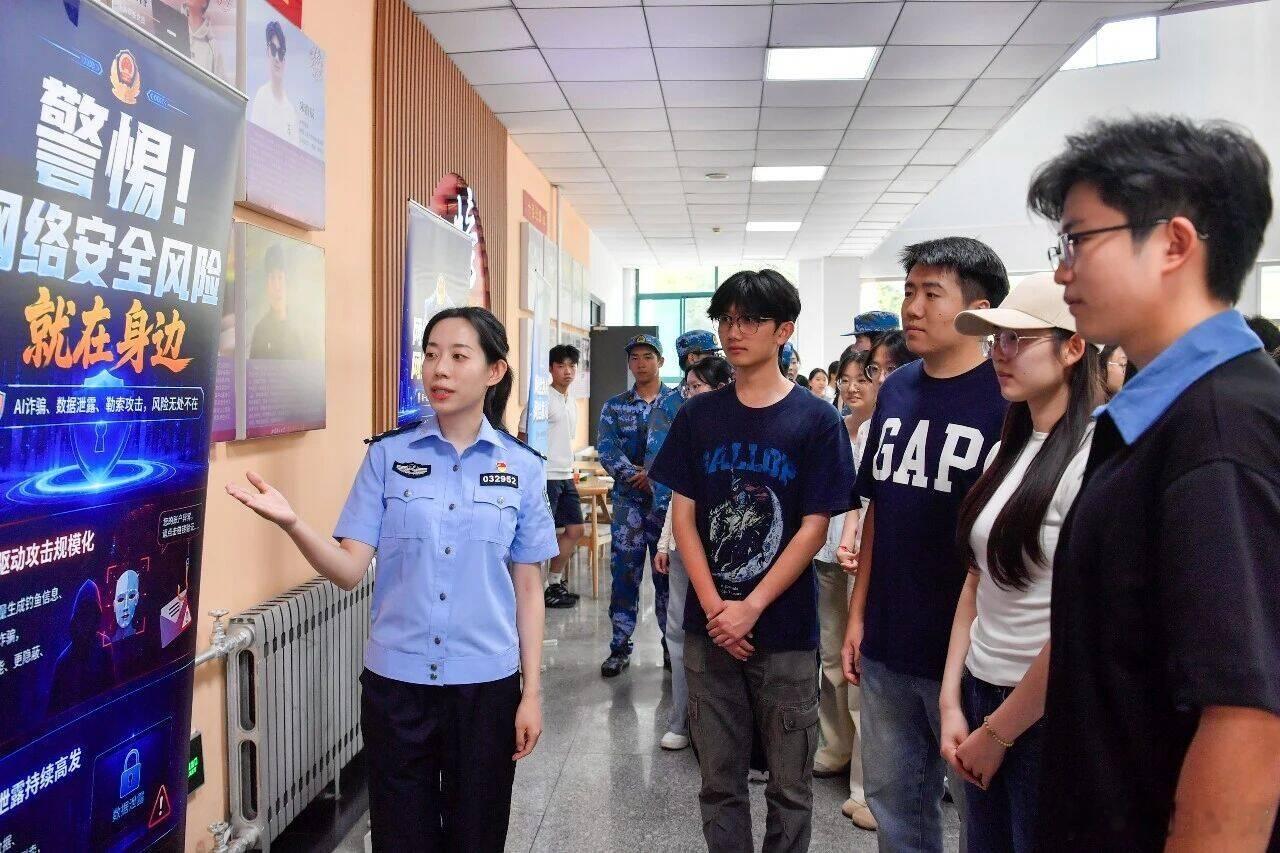 【张店：警校联动筑防线 共护校园网络安全】9月17日，淄博市公安局、淄博市公安局张店分局联合山东理工大学举办以“网络安全为人民，网络安全靠人民——智能时代 安全赋能”为主题的2026年国家网络安全宣传周法治日活动。

网安宣讲民警聚焦学生用网特点，结合具体案例讲解当前网络安全形势，精准剖析 ​