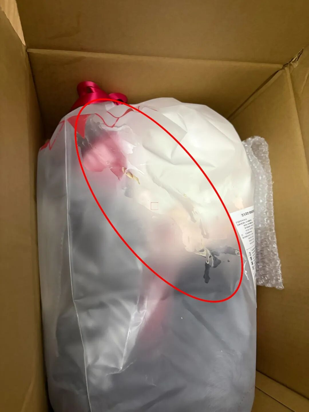 浙江女子网购人形玩偶，一开箱感觉被人用过。玩偶有不明液体，还散发恶臭。女子消毒多遍都难以压制，怎么看怎么像尿液，女子说“真有心理阴影了”。 
 
浙江王女士买的是《恋与深空》预售角色娃娃，等了许久才收到包裹。取件时胶带已有破口，纸箱外观基本完整。王女士带回家拆封，发现半干污渍，酒精擦拭多次仍有异味。