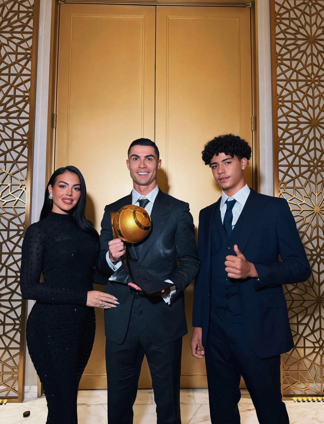 C罗一家在环足颁奖现场合影留念