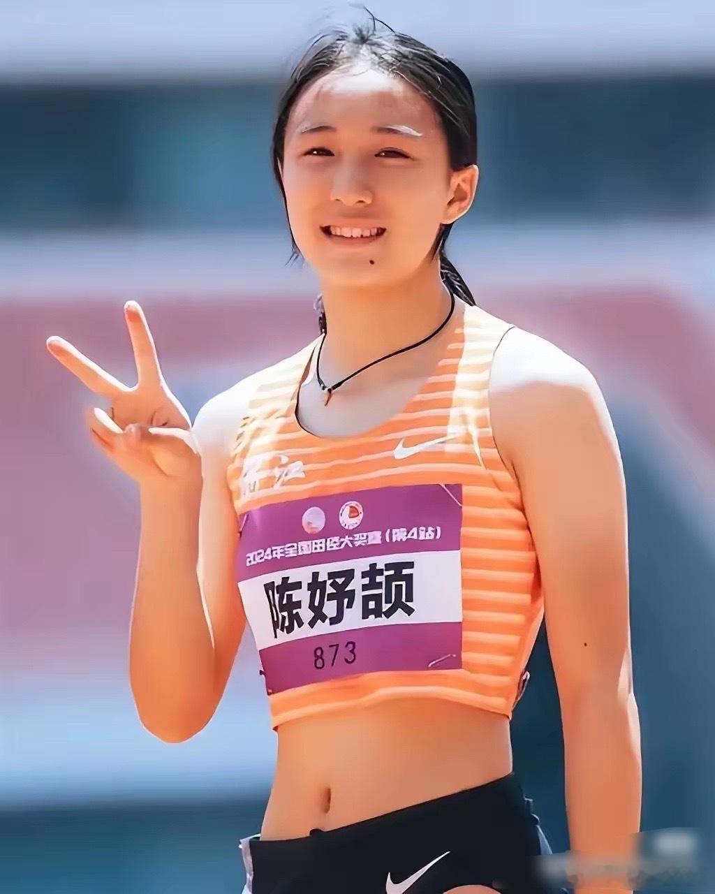 我还真去查了
​没忍住，看她被送五三，我好奇这姑娘文化课到底行不行，一查，有点服气了，她教练吴亚存聊过，陈妤颉从初中到高中，文化课一直中上游。
注意这不是普通中学，她在宁波重点中学念书，一边全天训练一边跟进度，更难得的是她自己不躲，赛后给自己打60分，说后程衔接有瑕疵，技术没跑出理想 ​