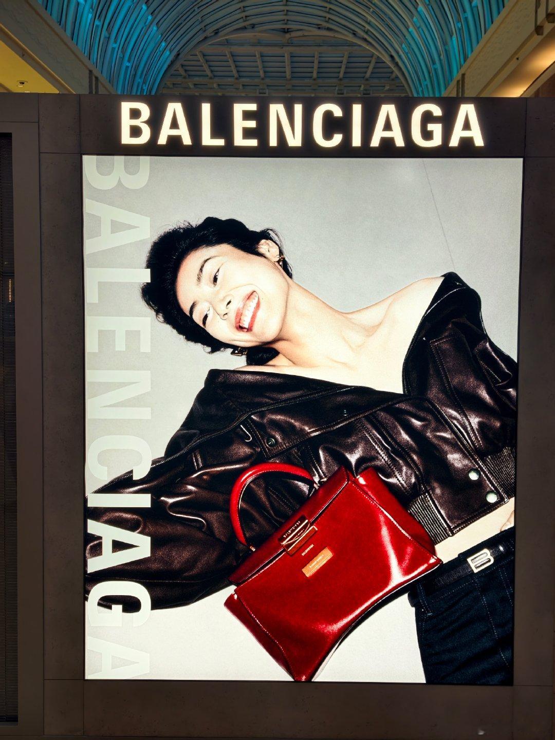 #刘雯[超话]# for Balenciaga F/W 2026 Campaign投放于南半球最大的商场📍Chadstone·Malvern East VIC 3145, Australia

#时尚灵感解读# ​