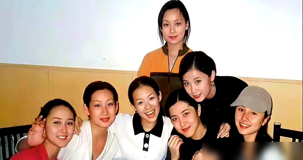 这班人差点集体退学，结果撑起了内娱半壁江山。
刘烨当年穷得想回长春跑出租，秦海璐差点改行当白领，章子怡半夜练功崩溃到大哭。常莉老师不放人，一句话：你们再熬熬。
后来呢。刘烨23岁拿金马影帝，秦海璐22岁成金马影后，章子怡穿着红肚兜走上奥斯卡。梅婷退学了，照样靠《父母爱情》封神。袁泉、胡静、曾黎，