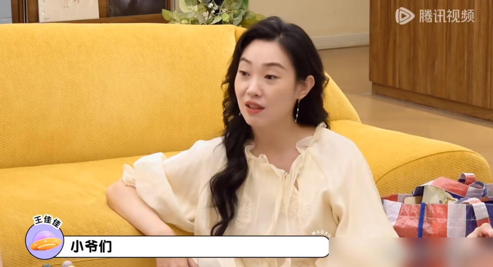 李雪琴在节目里直接给李一桐牵线，对象是王子奇。张嘴就是：同龄男演员里最成熟的，最爷们儿的。王佳佳还在旁边补刀，夸他个子高、性格稳。李一桐当场脸红到耳朵根，说自己压根不认识这人，结果转头就松口：可以认识。
你看这事有意思的地方在哪，两个中间人比当事人还着急，把男方条件拆成成熟、个高、爷们儿三个点往外