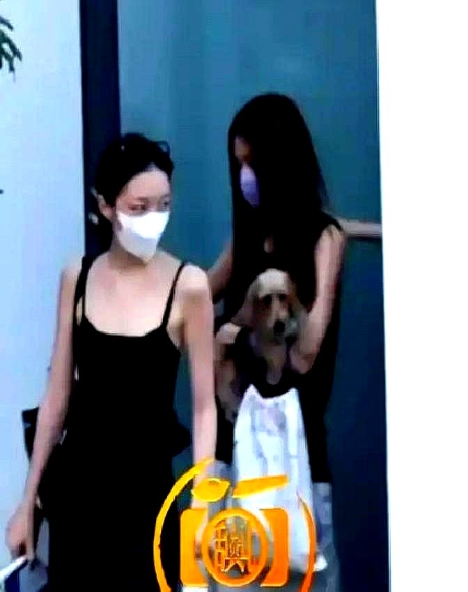 大理街头咖啡馆外，窦靖童顺手把杯子往桌上一搁，镜头扫过，坐在旁边笑得最欢的竟然是李嫣。

这场局里还有宋妍霏。三个人就这么随随便便往街边一坐，窦靖童侧着身子跟朋友搭话，还不忘回头照看妹妹的杯子空没空。

李嫣在这局里一点不生分。她靠在椅背上听姐姐闲聊，时不时接两句话，轻轻松松就卡进了窦靖童的社交圈。