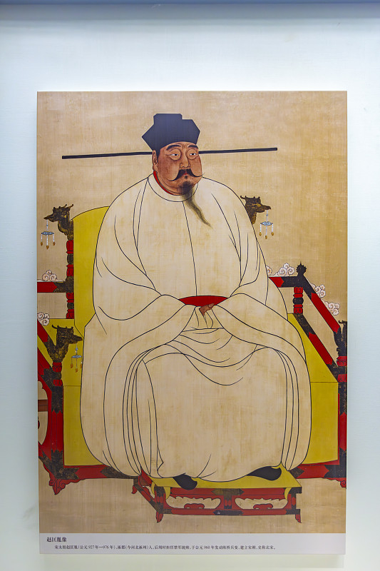 很多人看完陈桥兵变都会疑惑：赵匡胤夺了后周的江山，为什么几乎没人起兵讨伐？难道后周文武大臣，全都忠心一夜清零？
 
其实不是大家不想反抗，是赵匡胤早就把所有后路，提前给堵死了。
 
第一，兵变来得太快，打了所有人一个措手不及。周世宗柴荣刚去世不久，继位的周恭帝只有七岁，小