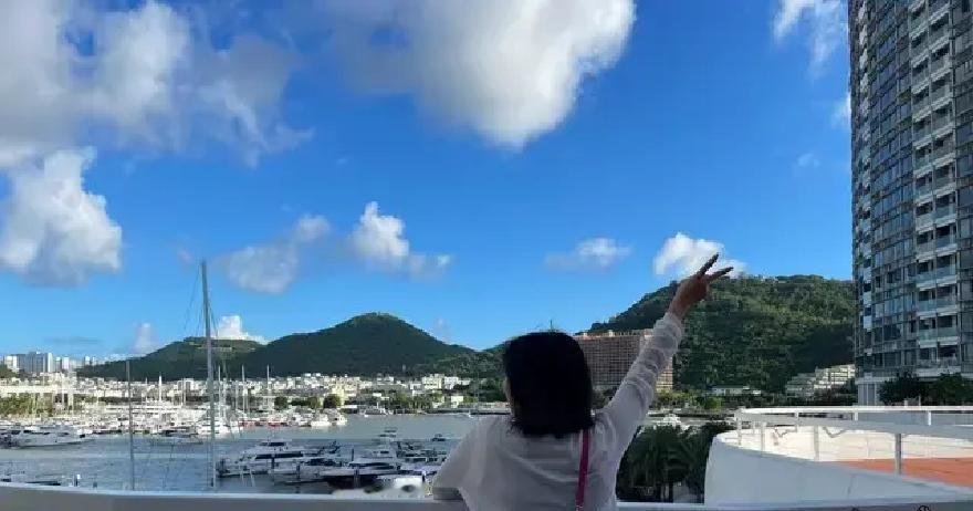 小S大概自己也没想到，当年那个总被挑剔长相、被贴上干冷“厌世脸”标签的大女儿许曦文，如今能在网上掀起这么大的水花

这丫头现在在南加州大学念书，趁着没课跑去加州海边度了个假

几张穿着简约泳装的随手拍一发出来，直接打破了不少人对星二代的刻板印象

镜头前这个20岁的姑娘，早就没了小时候面对外界那种局