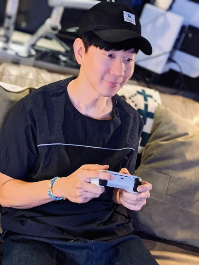 可能是亞洲第一人: JJ 林俊傑曬出試玩索尼 PS5 照片-圖3
