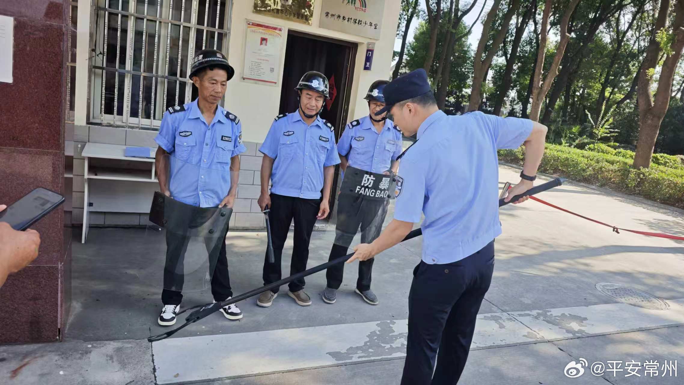 【多措并举，拧紧校园“安全阀”】8月26日，武进公安分局礼嘉派出所深入礼嘉中心小学，多措并举拧紧校园“安全阀”。辖区民警联合学校召开开学校园安全风险隐患和矛盾纠纷研判会，警校双方围绕校园治安、矛盾纠纷排查、安防设施建设等方面开展会商研判，梳理潜在风险，明确管控措施，完善警校联动处置 ​