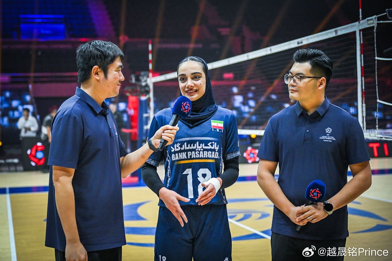#2026年亚洲女排锦标赛# 
🏐 在1/4决赛中狂砍29分的伊朗接应萨拉赫.埃拉赫，展现了强劲的进攻能力和霸气的作战状态。脱去比赛服、卸下头巾的她，重新变回那个笑容温柔、眼神清亮的年轻女孩。赛场上的锋芒与生活中的静谧，在她身上形成了独特的双面光。

📌 埃拉赫4局29分（46扣26中4失误被拦+成功 ​