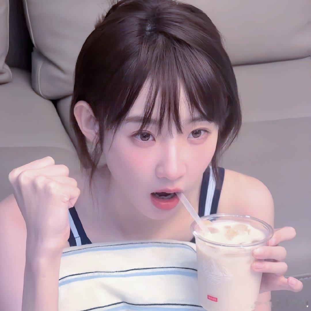 #张艺凡[超话]##张艺凡未来可期# 

谁家幼稚园的小朋友跑出来啦！ ​