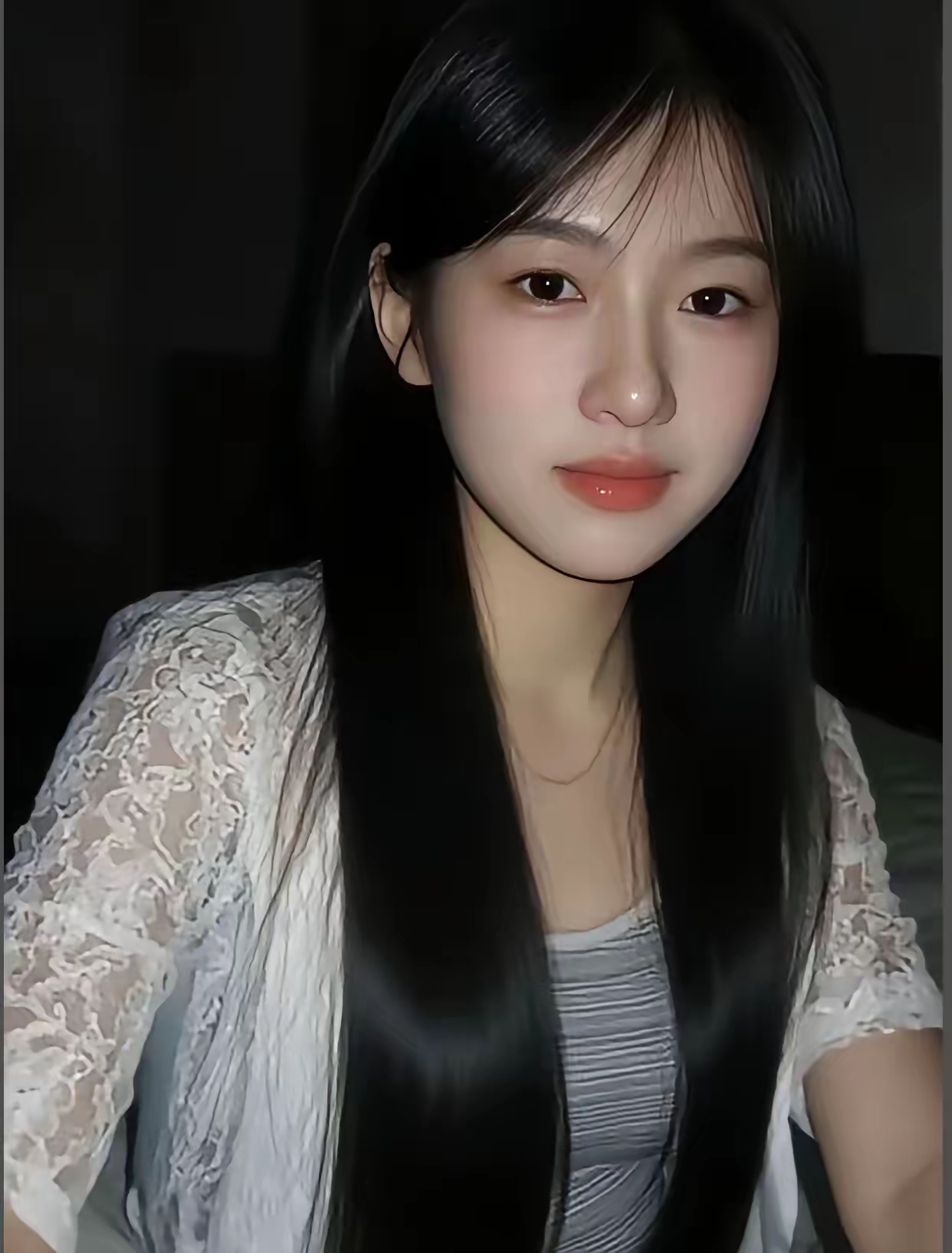 黑长直发少女，甜美可人，温柔迷人，气质出众。