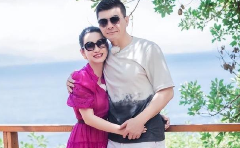 秦海璐一年挣的钱，够普通人花上几辈子；可一回到家，她做的第一件事竟是喊老公。饭要老公做，家务要老公忙，就连拖鞋也要老公送到脚边。而她往沙发上一躺，转眼就从“大女主”变成被宠着的小女人。

这不是段子，2025年播出的《妻子的浪漫旅行》里，镜头拍到了更具体的画面。秦海璐赖在被窝里没动弹，王新军先把她爱