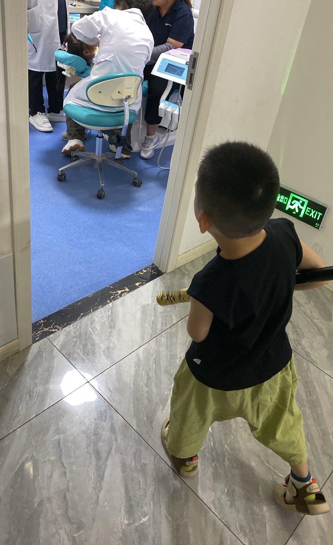 开学第一天
兵荒马乱
踩点起床、出门
电梯恰逢高峰
到教室果然迟到
他上学
我赶紧去医院修理保养下自己的零件
查了角膜曲率
让眼镜店重新定制更服帖的隐形
赶上医院全线涨价第一天
AI看了脚脚
按要求上护具
鼓足勇气去看牙医
手到病除
缓解牙齿敏感
为下次放纵餐做准备
杀鸡儆猴真管用
自觉刷牙不用催 ​