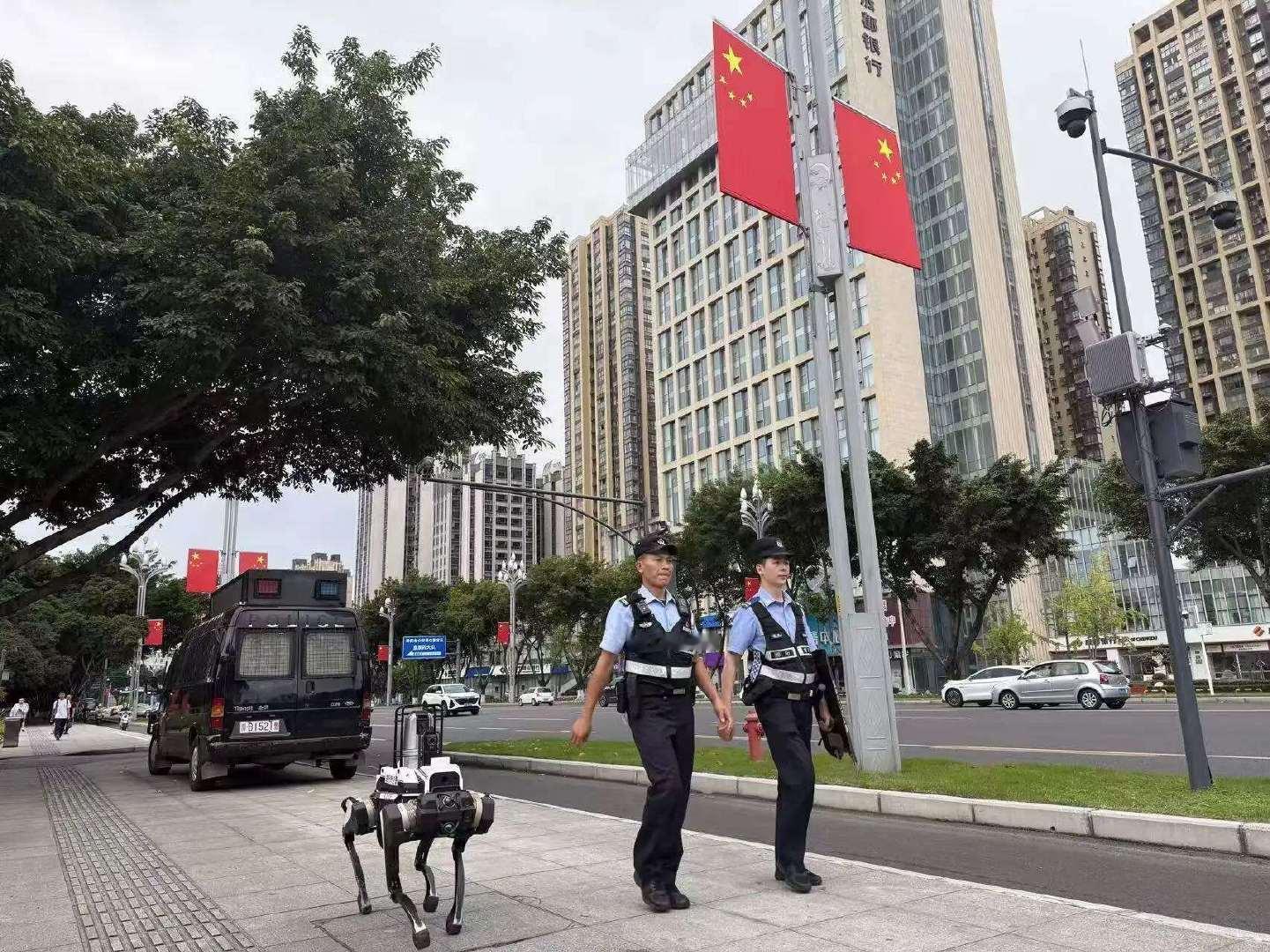清晨微光落满街巷，坚守守护如期而至，早安。#早安[超话]# ​