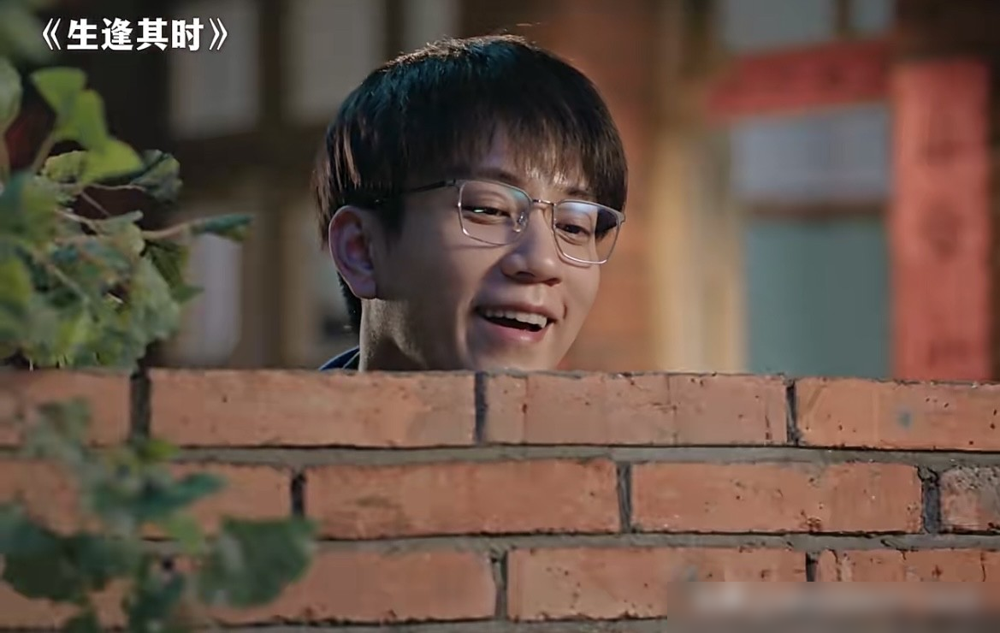 快30岁演高中生，收视居然破了1.8%？
关晓彤28，王子奇30，演新剧《生逢其时》的90年代高中生。一半观众骂违和，说王子奇脸带岁月痕迹，没少年青涩，关晓彤眼神太稳，撑不起高中生的愣劲。
另一半观众力挺，说剧本身跨度30年，选青年演员本来就是为了扛住后续剧情。加上90年代筒子楼、老自行车细节复