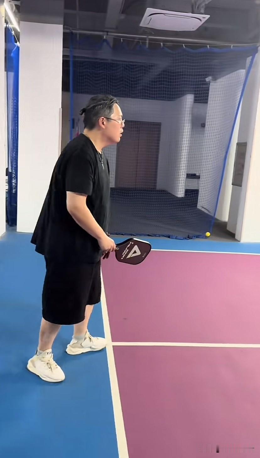 向家那个被骂了十年的人，最近有了新变化。
9月10号，向佑发布了一段运动视频，整个人的状态与过去截然不同。他曾经是家族中最被避讳的名字。
6月23号那场直播，向佐第一次让他出现在画面里，高峰时观看人数达到十万，单场直播取得了不俗的成绩。
更让人惊讶的是向太。她以往的态度众所周知，但当晚她突然现