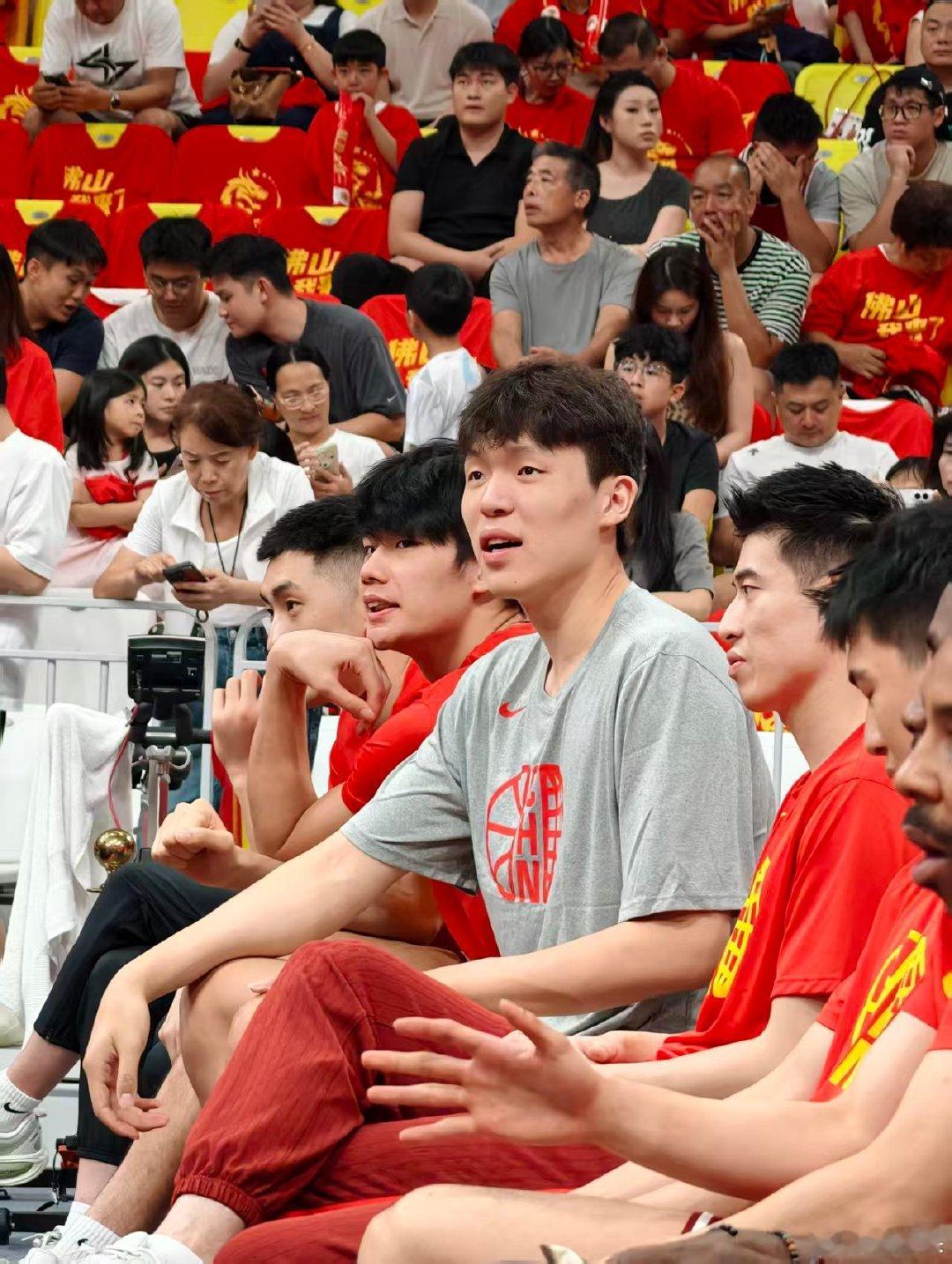 杨瀚森到场喽
#中国男篮VS新西兰男篮#  ​