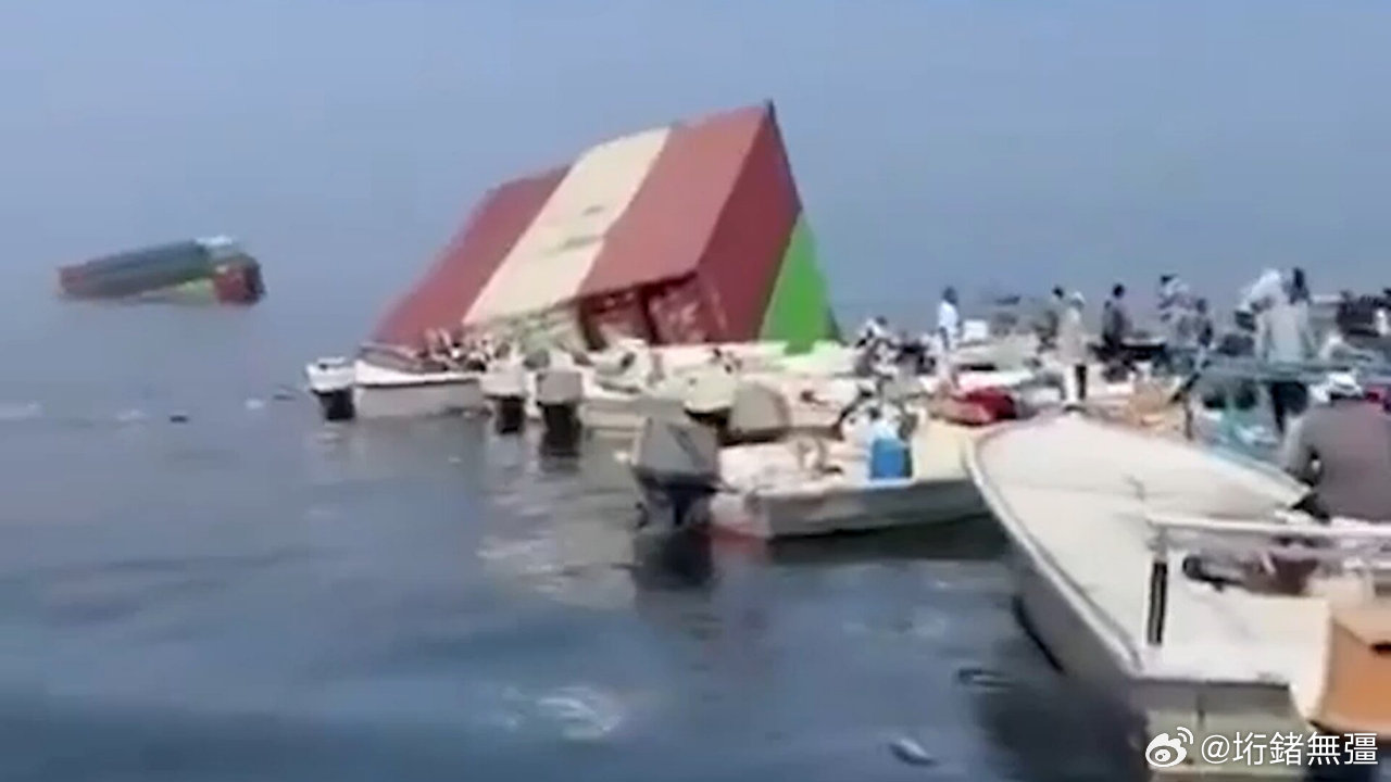 《货轮在霍尔木兹海峡起火沉没，大量全新iPhone漂浮在海面》 ​