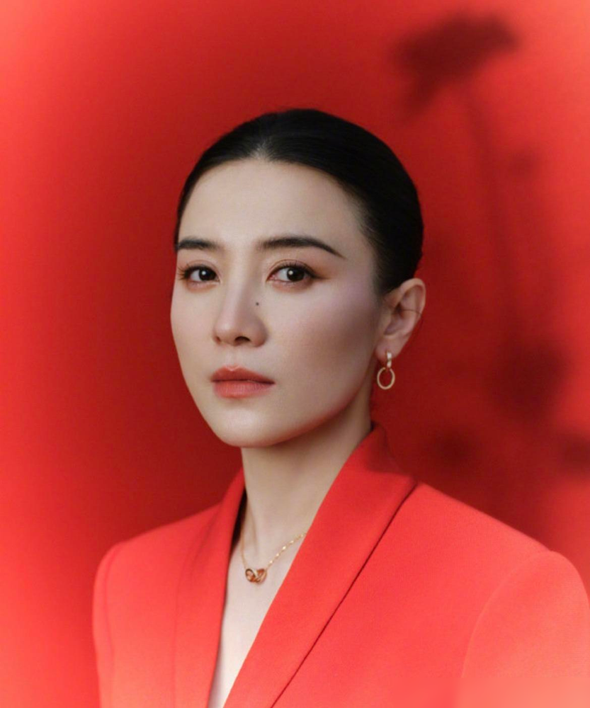 发现一个有意思的事，就是宋佳，她现在才45岁，年纪轻轻，但是她居然已经拥有了这么多的奖项。

可比起“才45岁就拿了多少奖”，我更在意的是：拿过一次之后，还能不能凭另一部作品再拿一次？

宋佳这份成绩，恰好经得起这么看。《萧红》和《好东西》让她两获金鸡最佳女主角，《悬崖》和《山花烂漫时》让她两获白玉