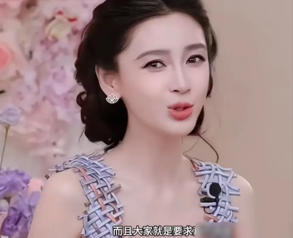 杨颖直播含泪破防！一句真心话看哭网友！
 
10月18日，杨颖一场普通的品牌直播意外刷屏全网，短短十秒的真情流露，戳中无数网友内心，引发全网热烈讨论。
 
直播当天，杨颖身着2018年高定礼服出镜，状态温柔大方，超高清直播镜头毫无死角，将面部细微状态全部放大，直播间弹幕不断刷屏，不少网友直言她眼下有