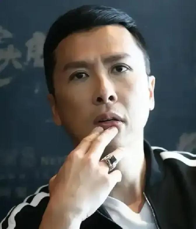 2012年，赵文卓怒怼甄子丹：“我在北京有10套房，就算赔上我的演艺生涯，我也要跟你死磕到底，让观众看看你到底有多恶心。”
 
记者会后台，赵文卓松了松领带。经纪人压低声音说：“卓哥，刚才的话是不是太重了？”赵文卓没接话，拿起矿泉水瓶喝了一口，瓶身被捏得轻微变形。窗外闪光灯还在不停闪烁。
 
三天后